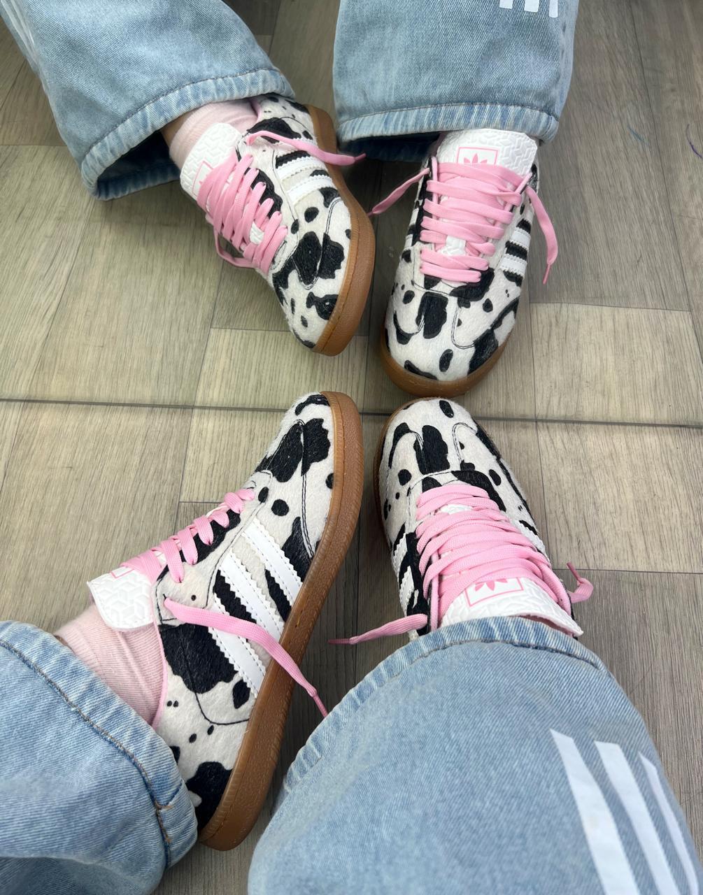 Adidas Samba con estampado de vaquita 😱🔥Incluye cordones Rosados y negros 😱🔥