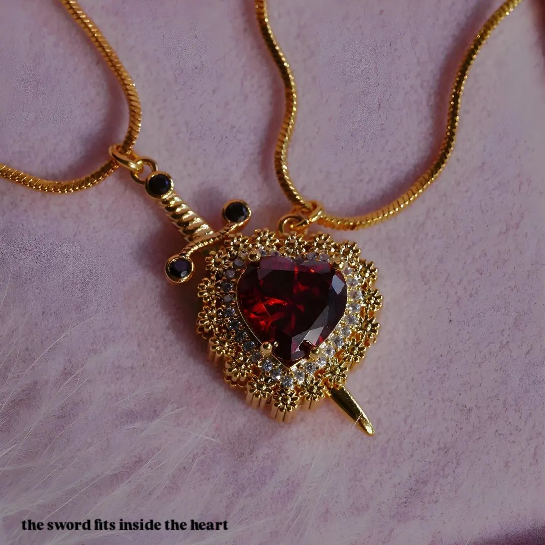 1 Collar de Corazón y 1 collar de Espada CJ6 😱🔥 EN CAJA DE REGALO PREMIUM😱🔥